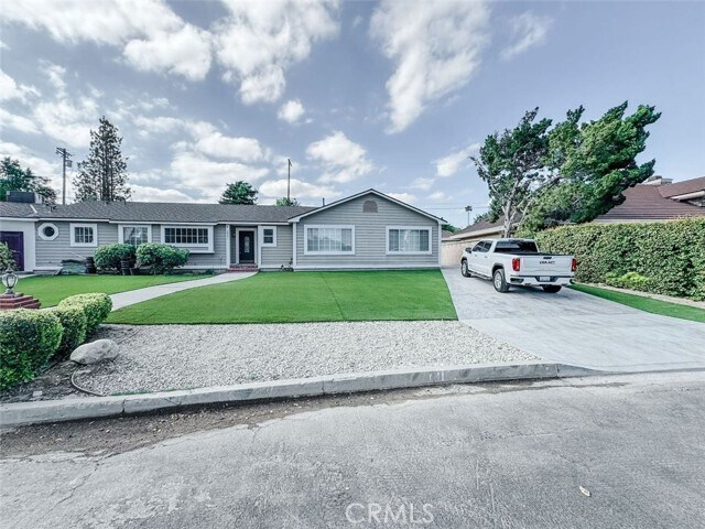 Foto principal - 18001 Osborne St