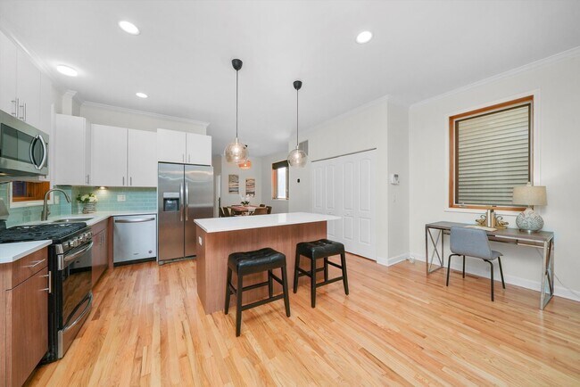 Building Photo - 1057 N Marshfield Ave