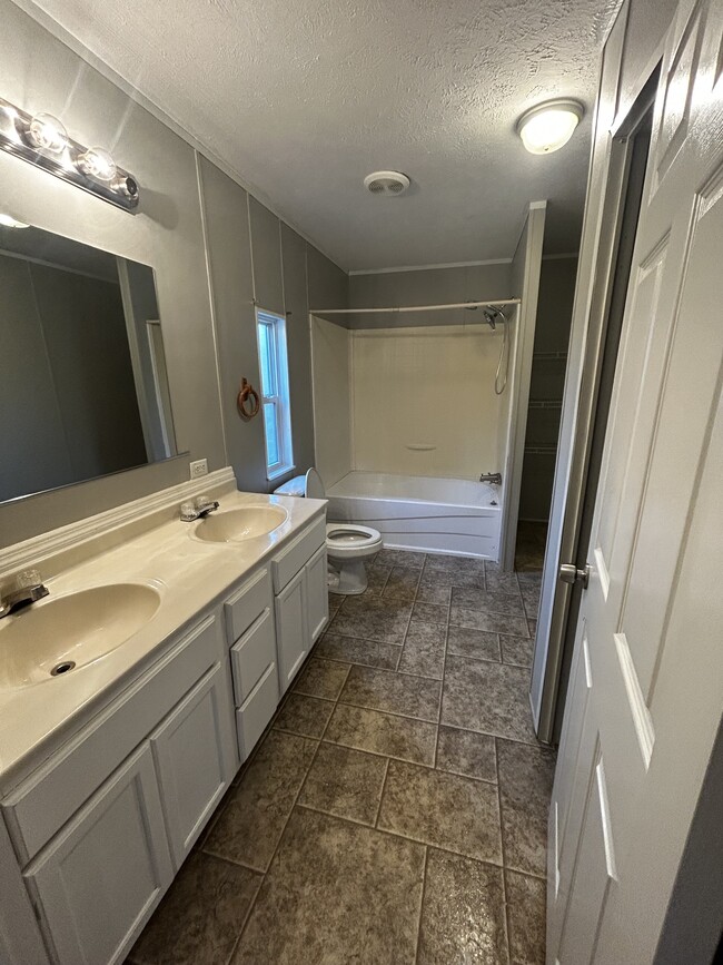 Building Photo - 31 Buena Vis Dr
