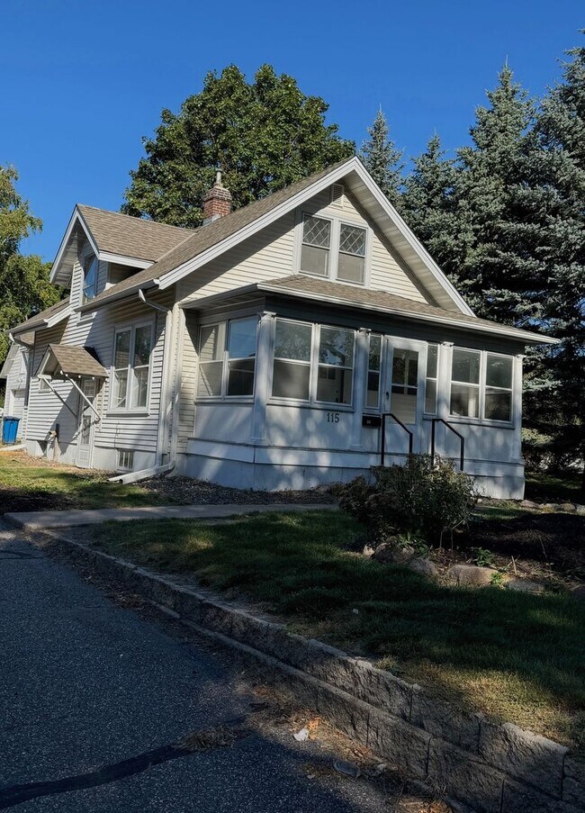 Foto del edificio - Wayzata Home walking distance to Lake.