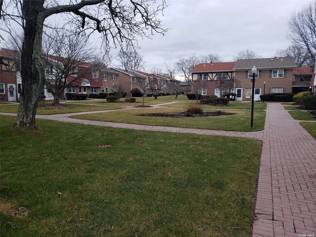Building Photo - 35 Springwood Dr