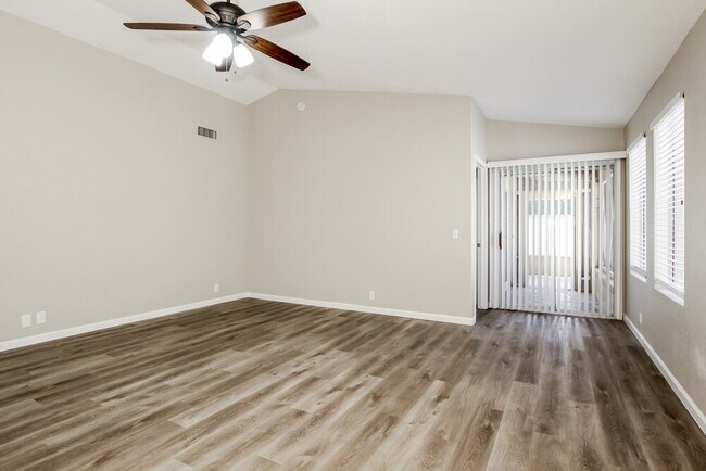 Foto del edificio - 1310 N Blackstone Dr