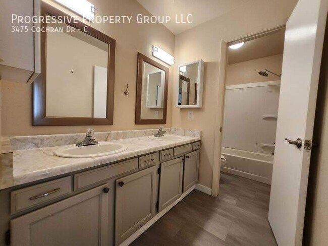 Foto del edificio - 2-Bedroom Apartment: Modern Upgrades, Conv...