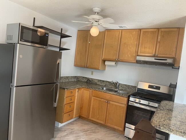 Building Photo - 3 Bedroom, 2 Bathroom Single Story House i...