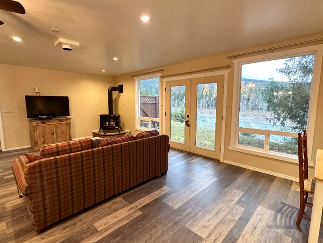 Building Photo - 172 River Dr