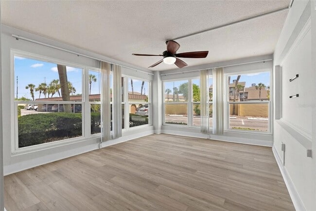 Building Photo - 4780 Cove Cir