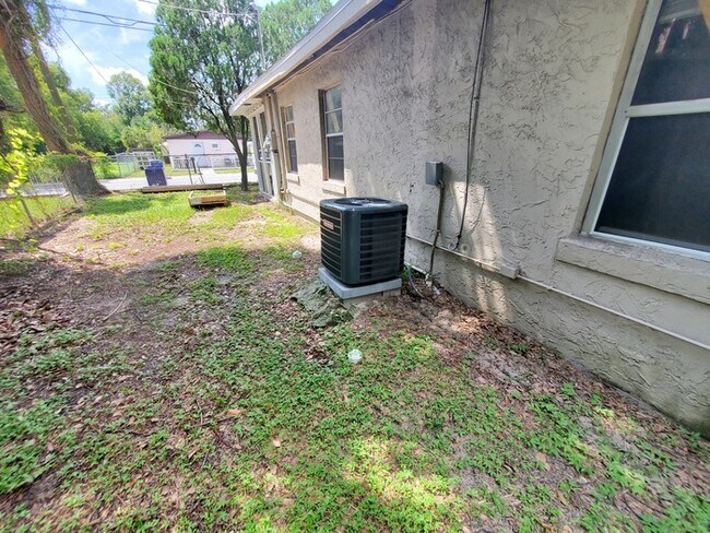 Building Photo - 2 bed 1 bath