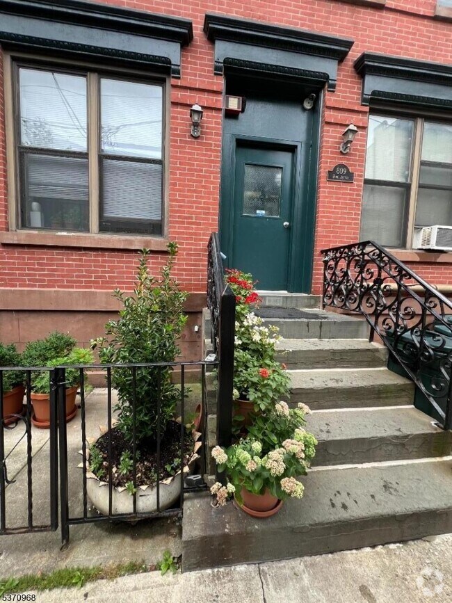 Building Photo - 809 Park Ave