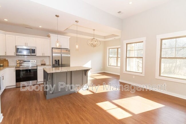 Building Photo - 206 S Aster Ave