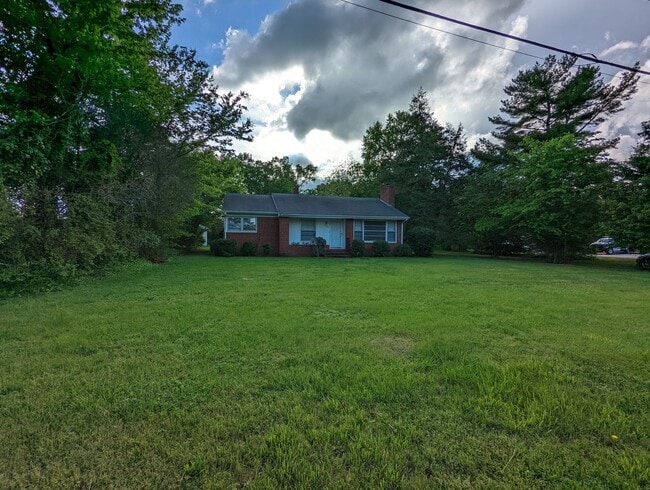 Building Photo - 3 bedroom ranch style home in the heart of...