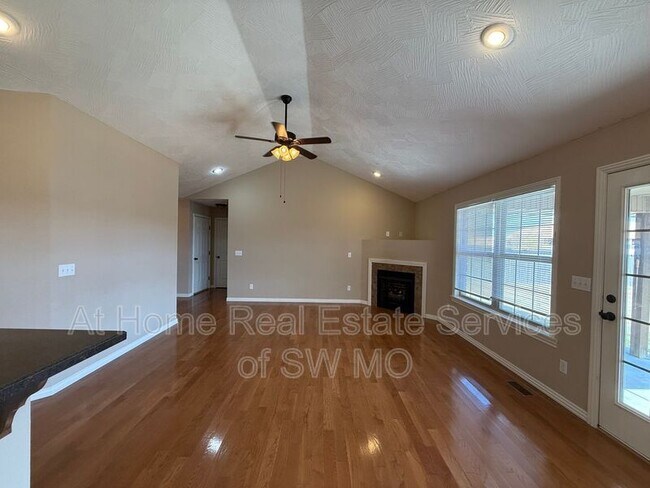 Building Photo - 658 N Santa Monica Dr