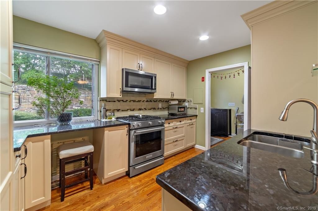 Primary Photo - 75 Cos Cob Ave