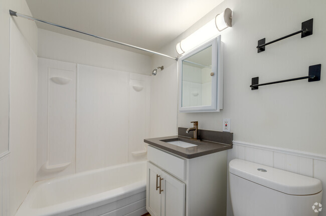 1BD, 1BA Remodeled - 500SF - Bathroom - Commodore Club Apts