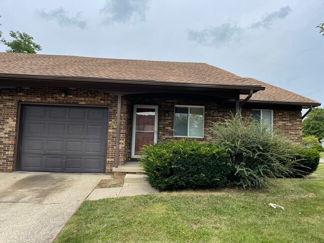 Entrance/Garage - 6336 Birchview Dr S