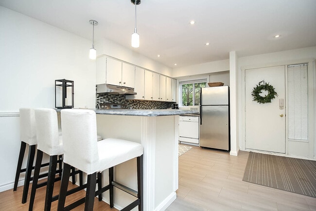Building Photo - 110 Escarpment Crescent