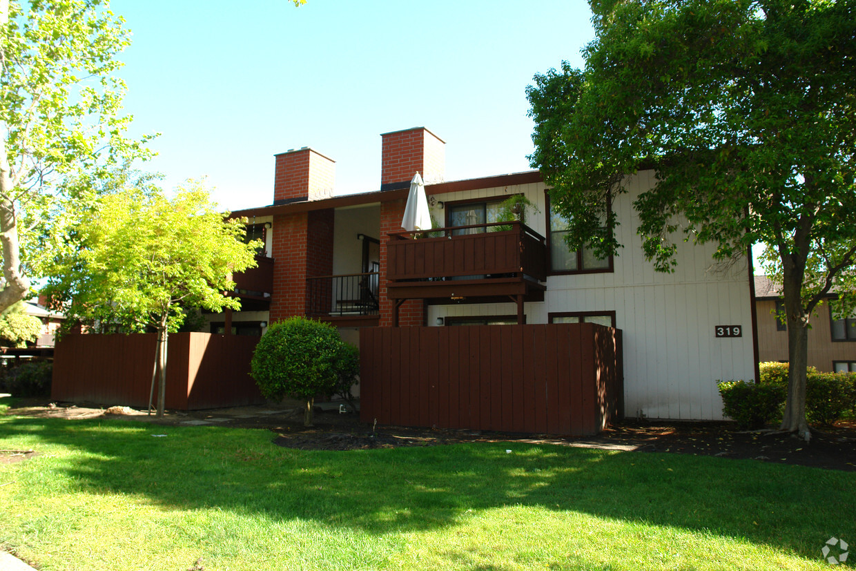 Building Photo - 319 Camelback Ct