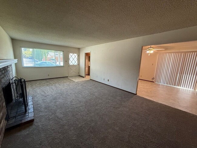 Building Photo - 3 bed 2 bath available in Sacramento!