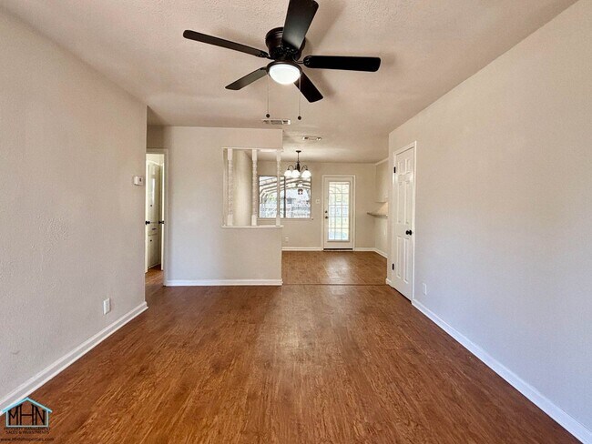 Building Photo - ADORABLE 3 bed/1.5 bath/1 car garage move-...