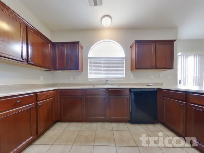 Building Photo - 715 N Redwood Ln