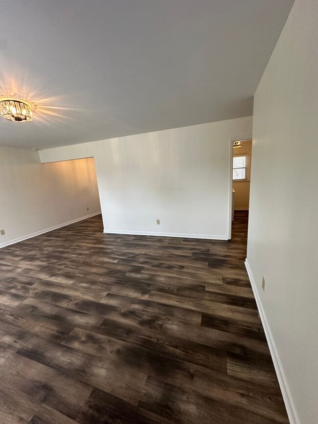 Building Photo - Freshly Renovated 3Bed / 2Bath Home with F...