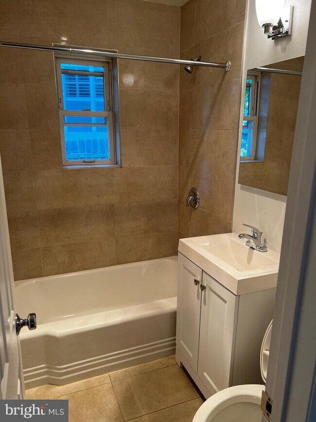 Foto del edificio - 10107 Dickens Ave