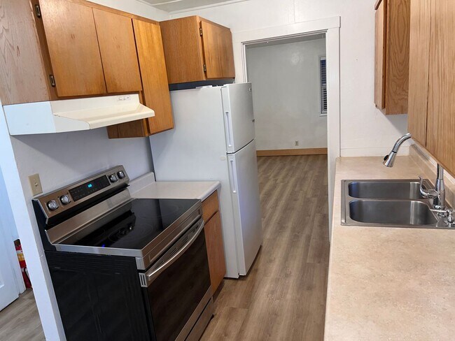 Building Photo - 2 Bedroom/ 1 Bath Unit in Mapleton, OR- Av...