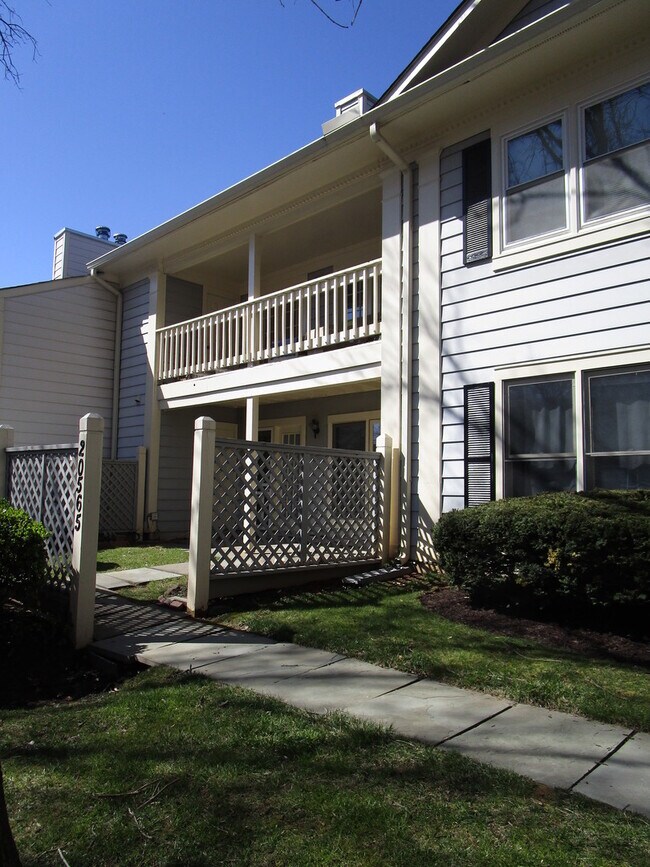 Foto del edificio - Updated 2 BR/2 BA Lower Level Condo in Ger...
