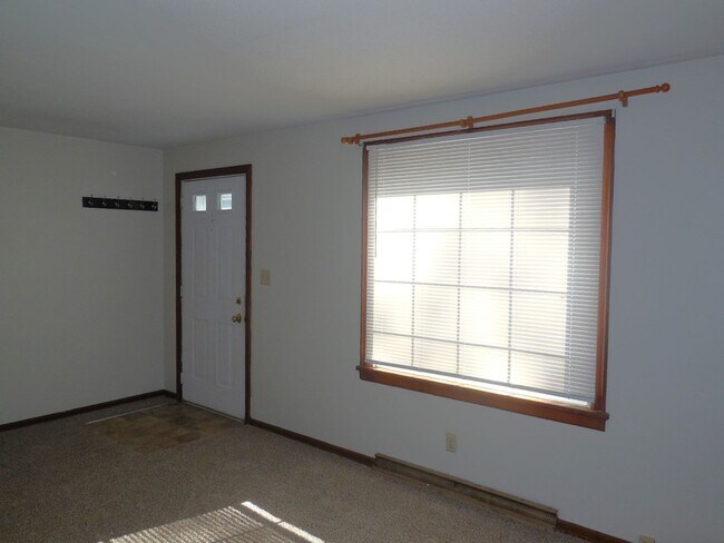 Foto del edificio - Two Bedroom House with Drive Under Garage!