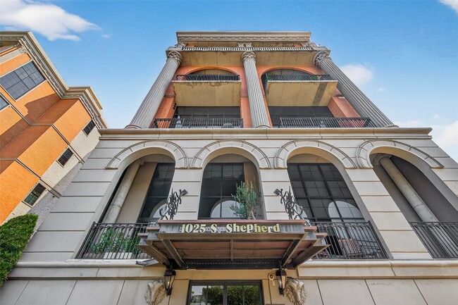Foto del edificio - 1025 S Shepherd Dr