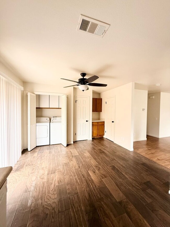Foto del edificio - Lovely 3 Bedroom 2 Bathroom Available Now!