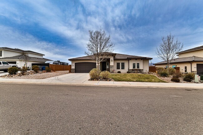 Foto del edificio - Comfort & Style: Spacious 3-Bed, PLUS LARGE OFFICE, 2-Bath Retreat in DESERT CANYON"