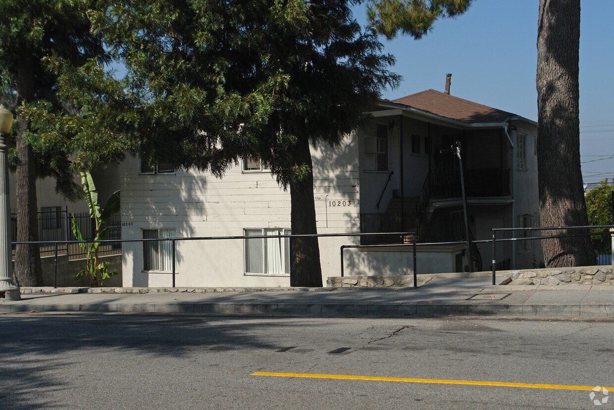 Primary Photo - 10203-10205 Commerce Ave
