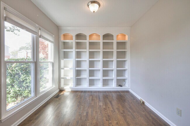 Building Photo - 1300 Buckingham Cir