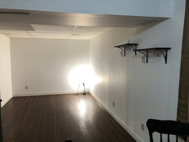 Living room - 976 Glenhare St