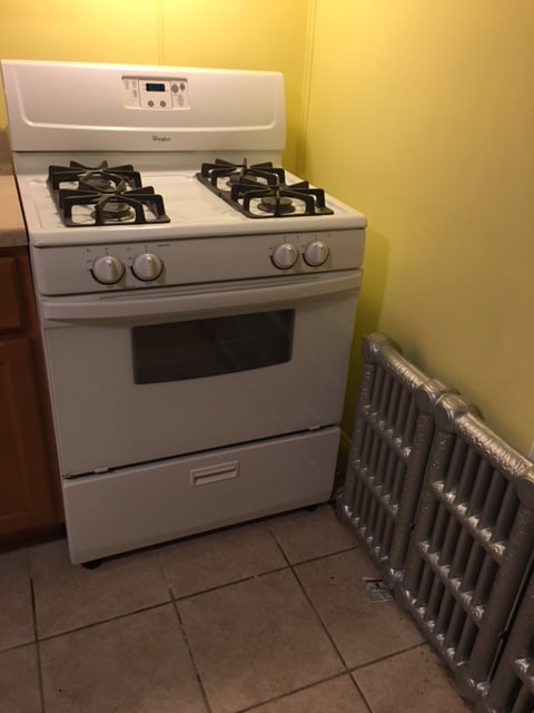 Kitchen Stove - 410 9th St