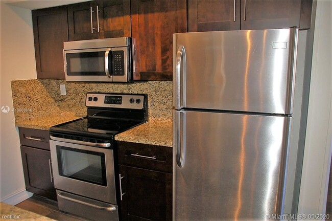 Building Photo - 1 br, 1 bath Condo - 11470 Pines Blvd