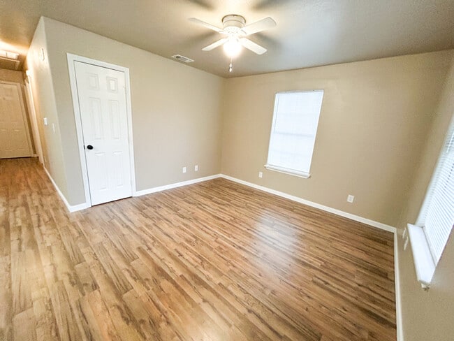 Building Photo - 614 W Peach St