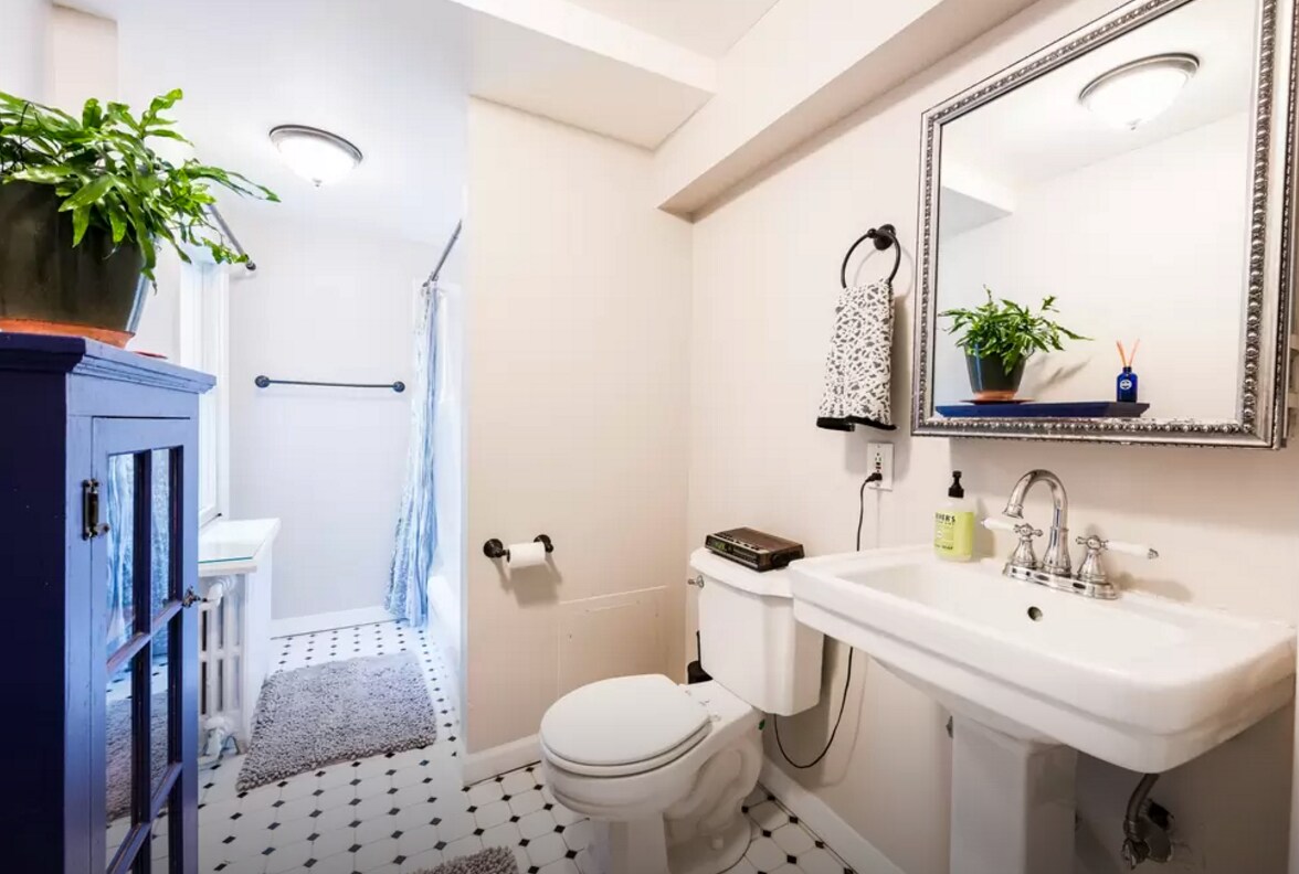 Full bathroom, 2nd floor - 2021 W Girard Ave