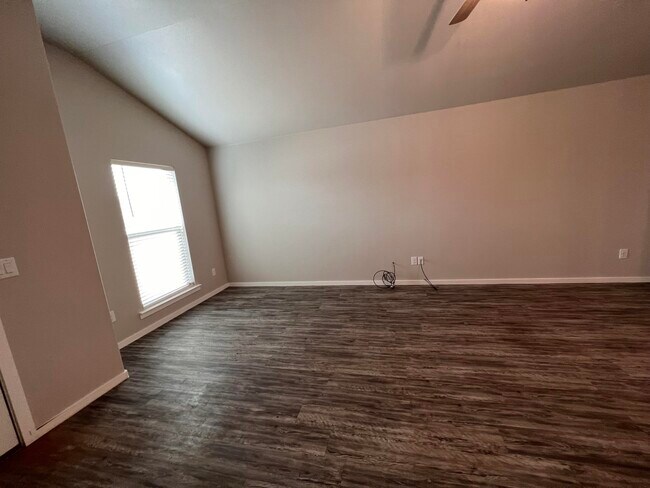 Building Photo - 2118 N Texas Ave