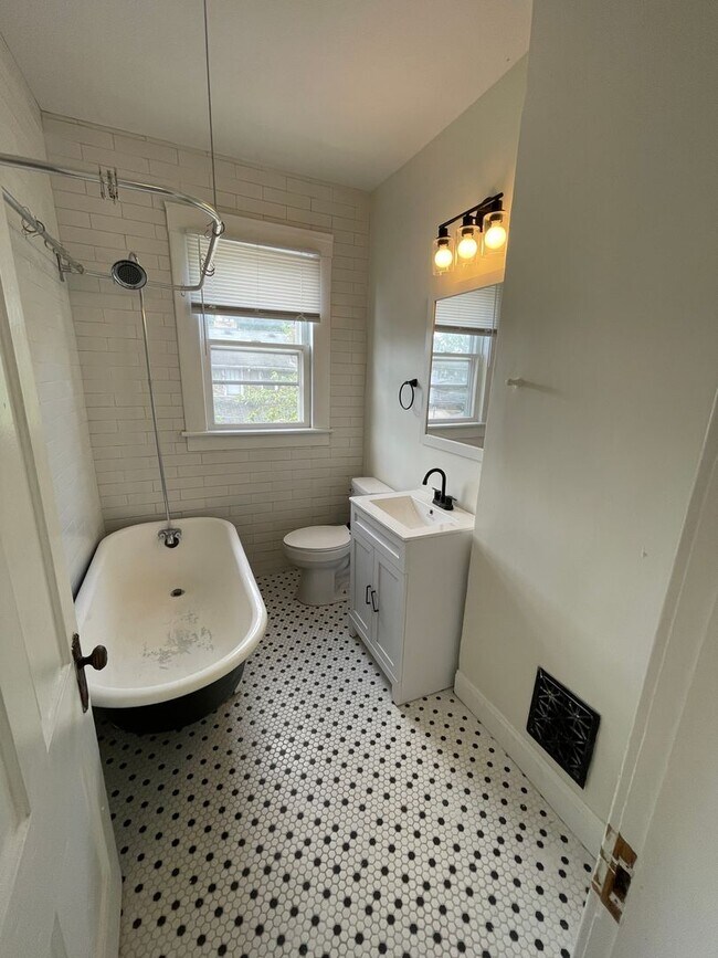 Foto del edificio - 299.5 Reinhard Ave