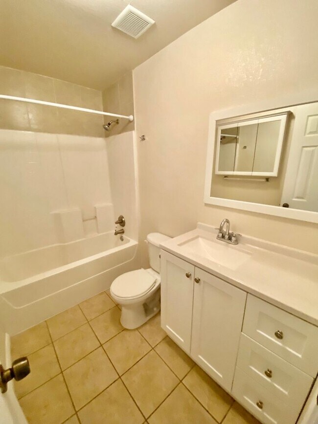 Foto del edificio - 100 Ramon Cardenas Dr