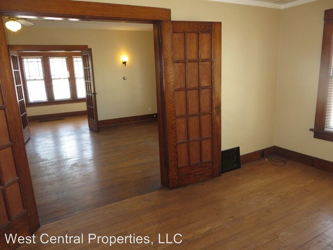 Building Photo - 826 Nuttman Ave