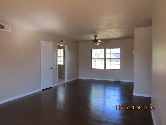 Foto del edificio - Freshly Painted/New Flooring Home!!
