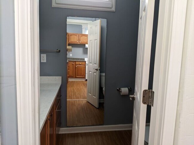 Foto del edificio - 2 Bedroom Apartment on Corner Lot
