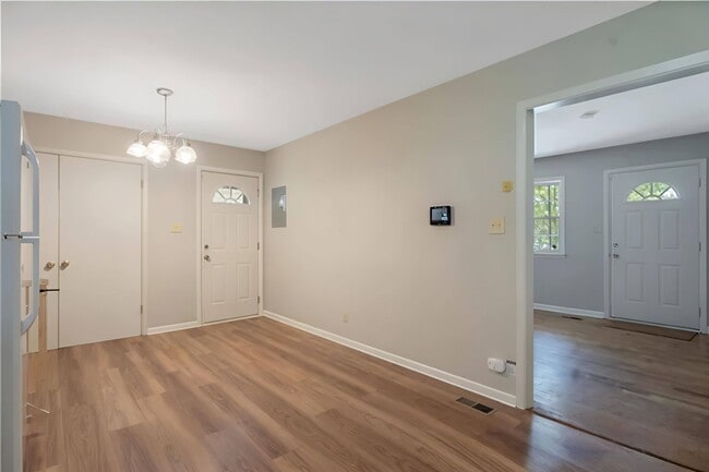 Building Photo - 2560 Pine Springs Dr