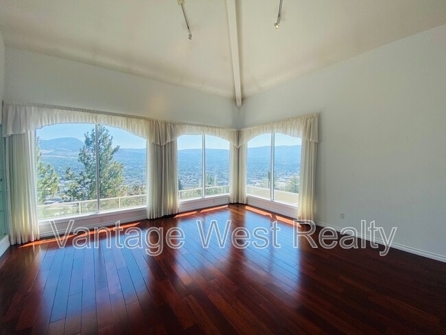 Building Photo - 880-880 Christina Pl