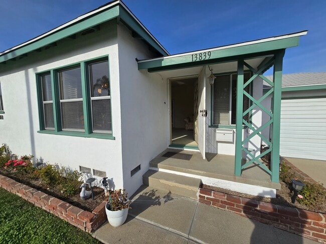Building Photo - Classic 3 Bed, 2 Bath Home on Large Lot