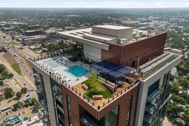 Building Photo - 84 East Ave