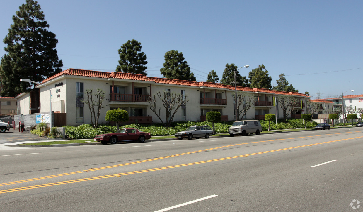 Primary Photo - Woodlake Apartments