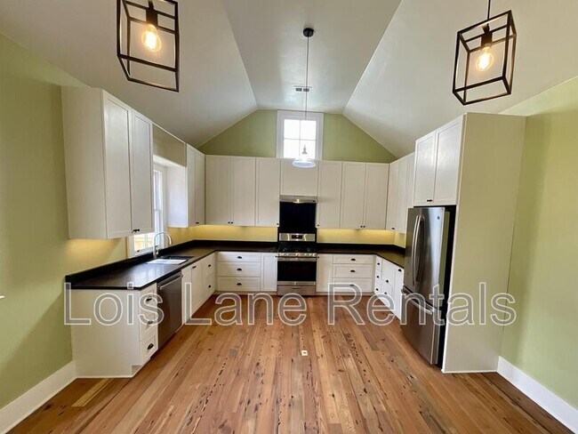 Building Photo - 5 Sheppard St